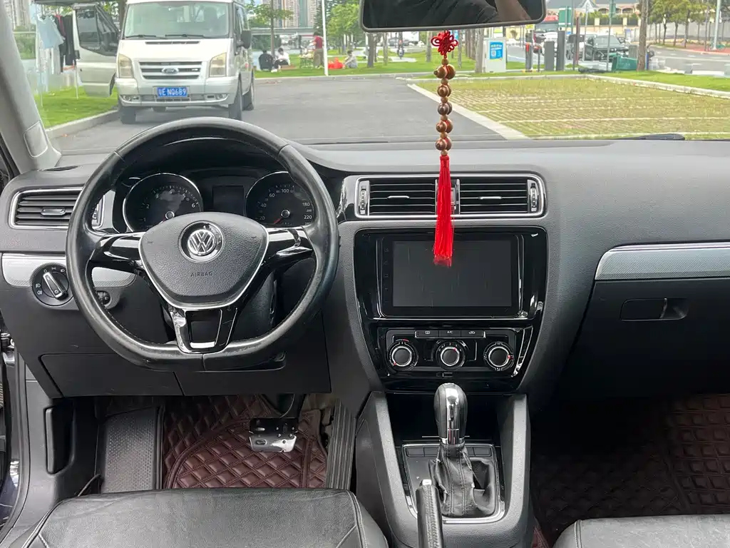 VOLKSWAGEN SAGITAR 2015