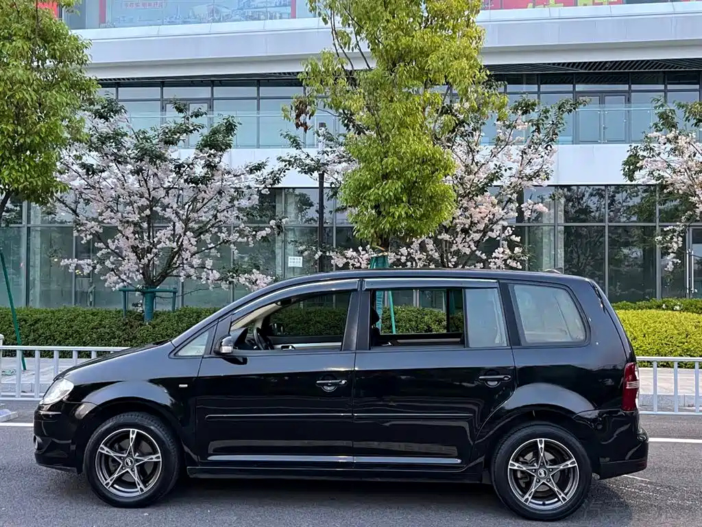 VOLKSWAGEN TOURAN 2009