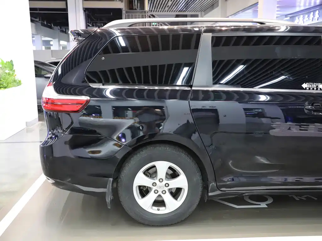 TOYOTA SIENNA 2018