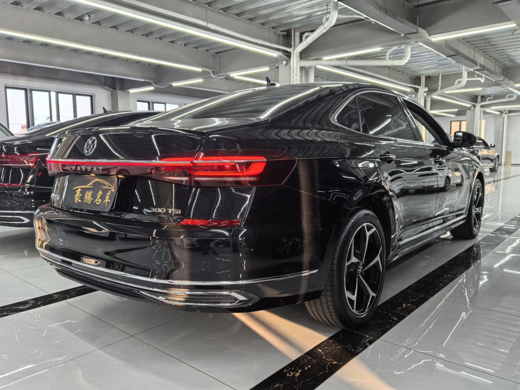 VOLKSWAGEN PASSAT 2024