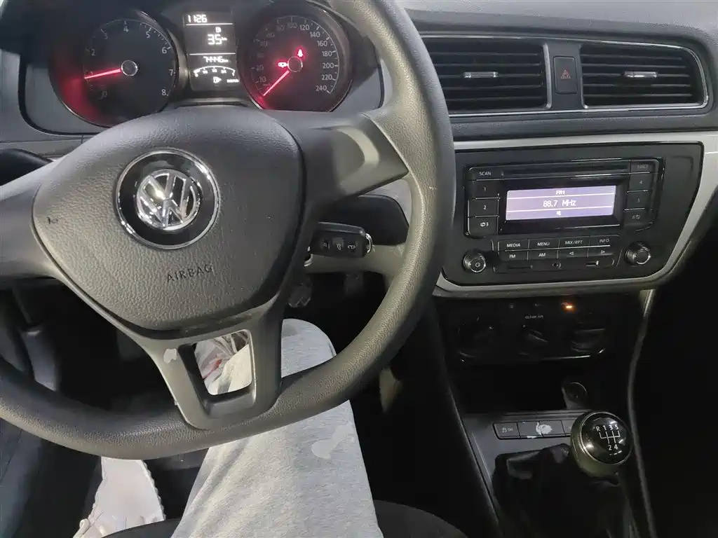 VOLKSWAGEN LAVIDA 2015