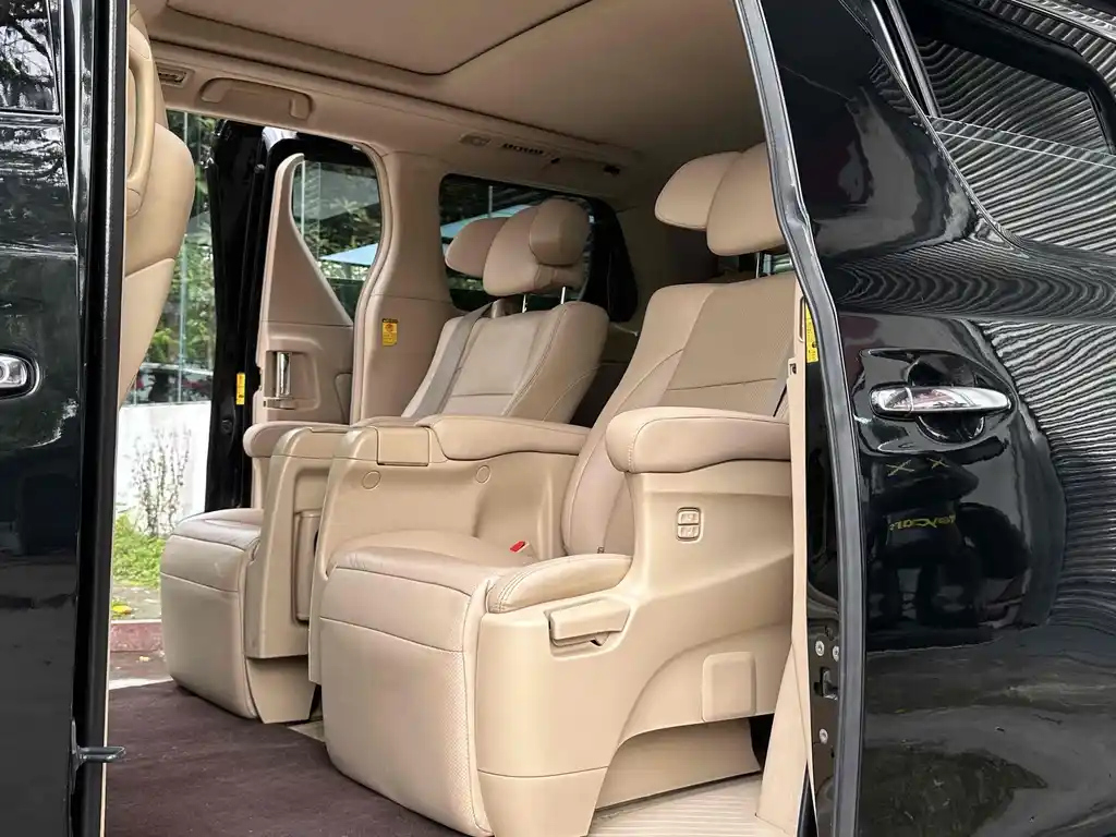 TOYOTA ALPHARD 2011