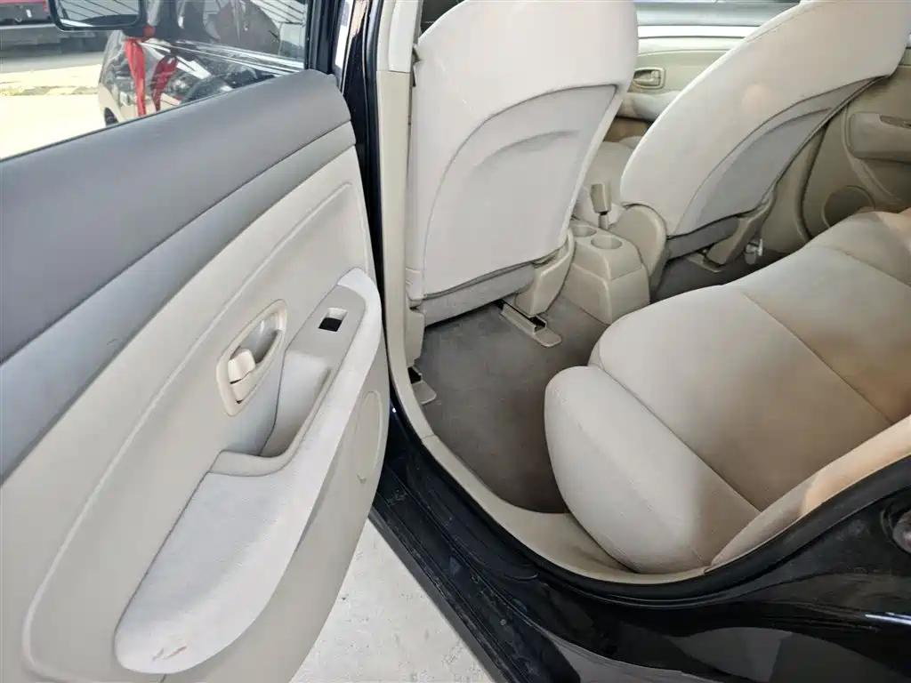 NISSAN SYLPHY 2012