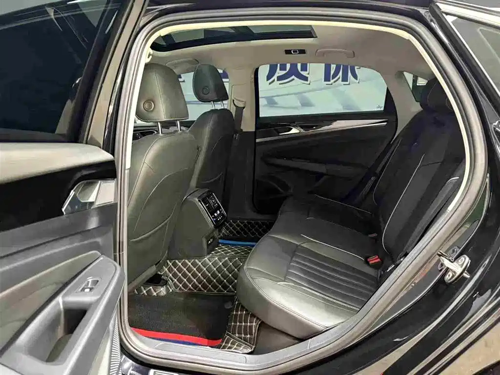 VOLKSWAGEN PASSAT 2023