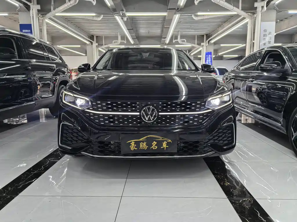 VOLKSWAGEN PASSAT 2024