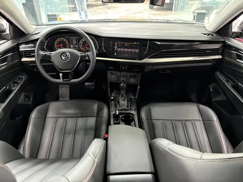VOLKSWAGEN PASSAT 2023