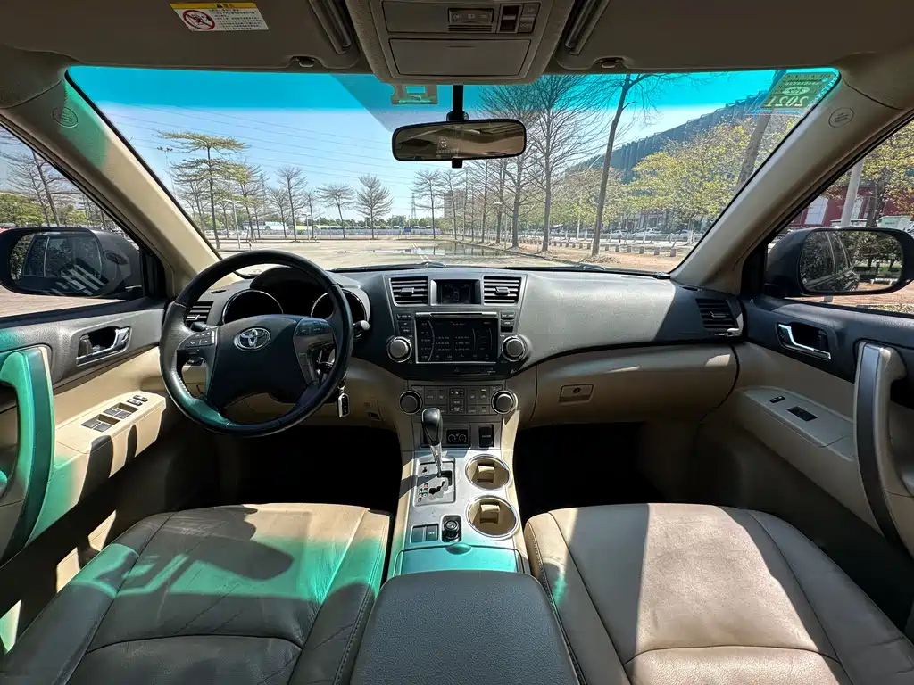 TOYOTA HIGHLANDER 2011