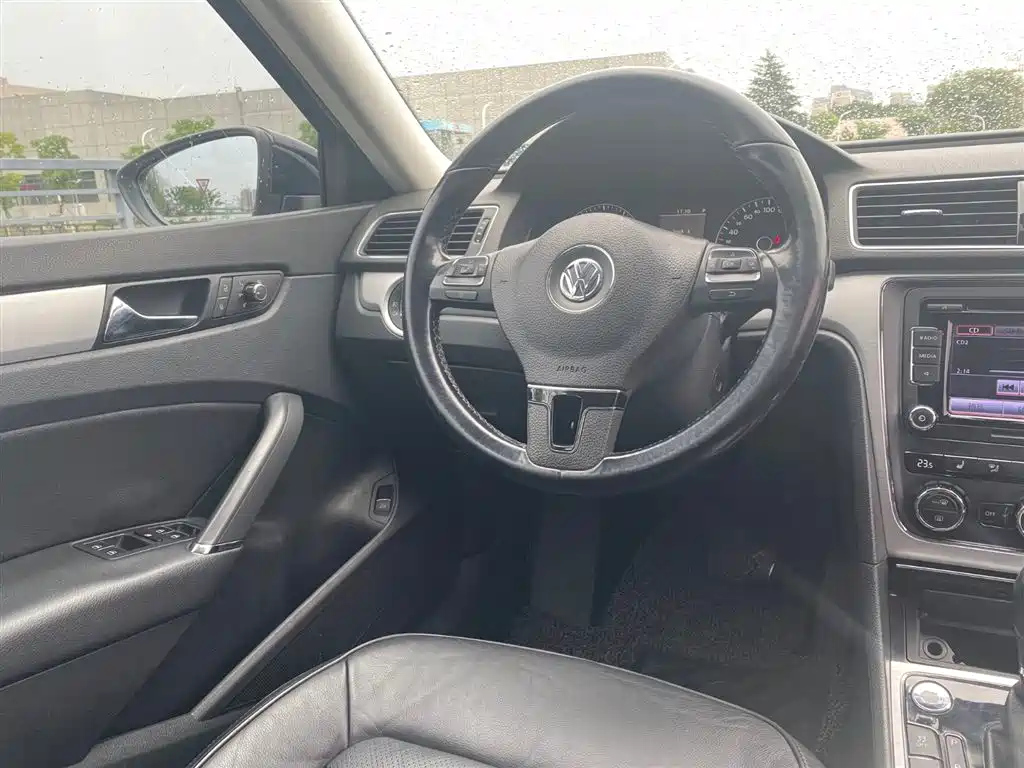 VOLKSWAGEN PASSAT 2013