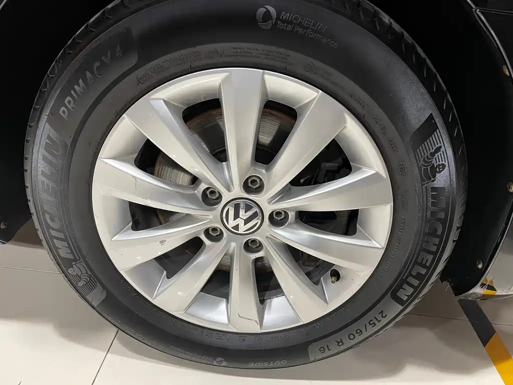 VOLKSWAGEN PASSAT 2011