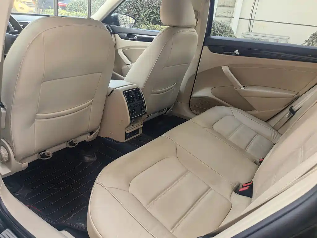 VOLKSWAGEN PASSAT 2013
