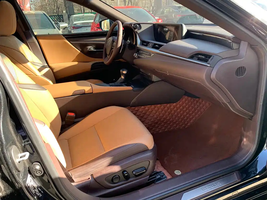 LEXUS ES 2020