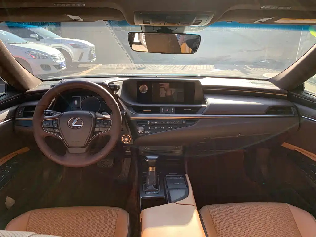 LEXUS ES 2020