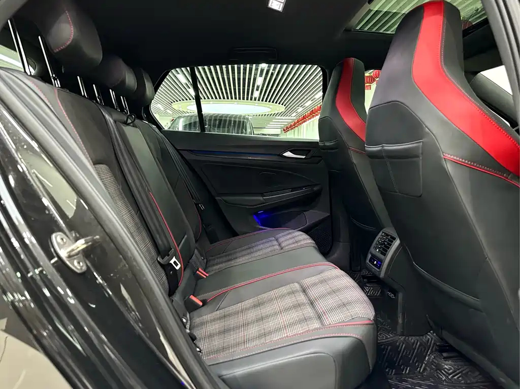 VOLKSWAGEN GOLF 2023