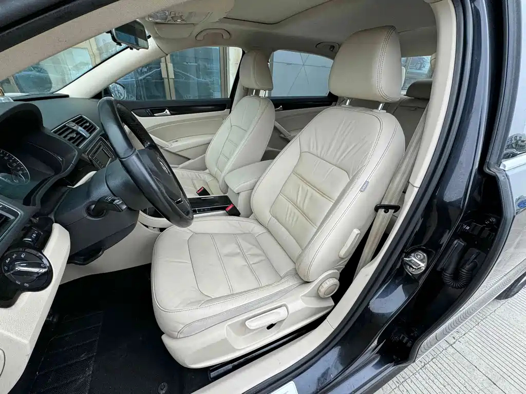 VOLKSWAGEN PASSAT 2013