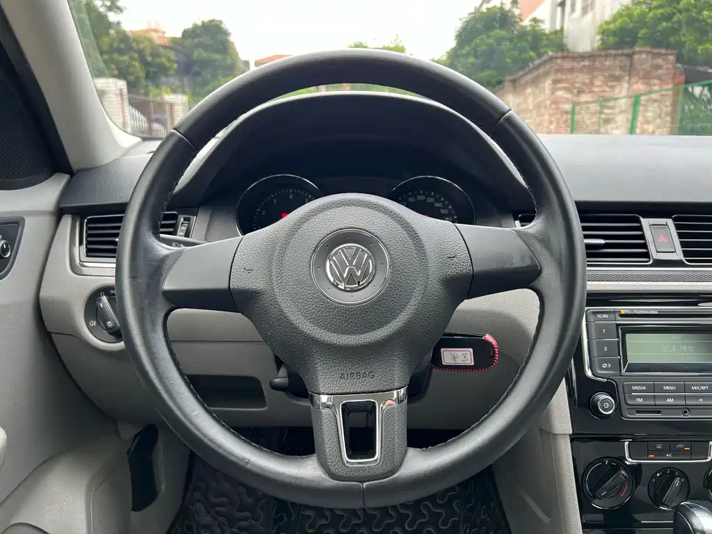 VOLKSWAGEN BORA 2015