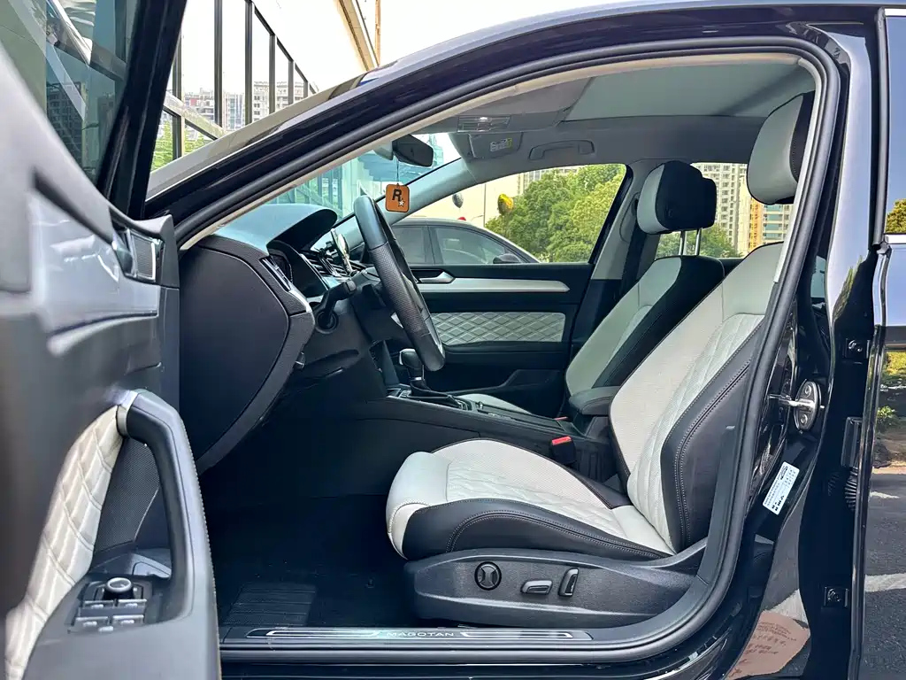 VOLKSWAGEN MAGOTAN 2023