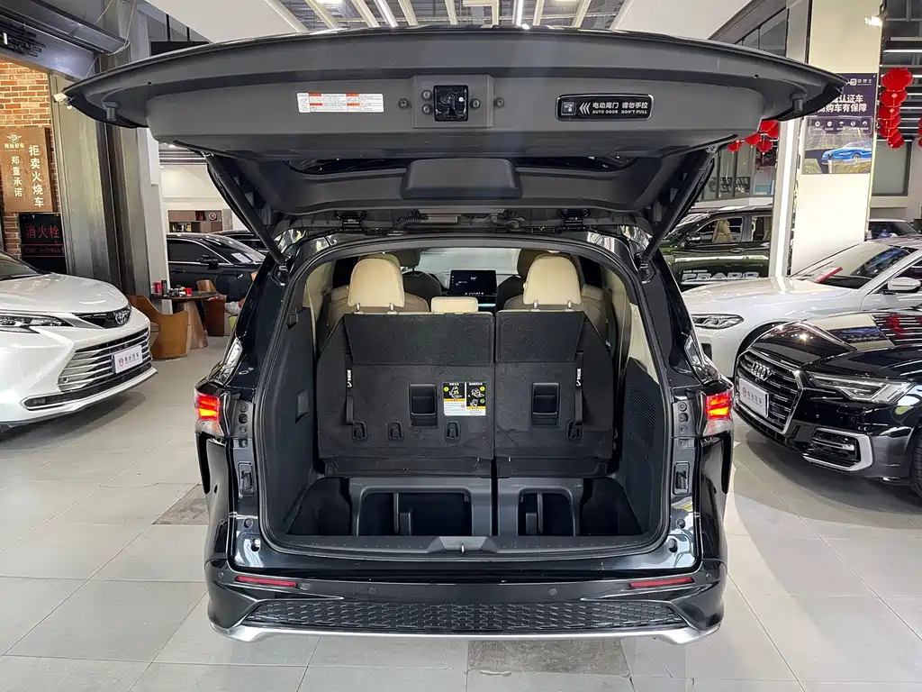 TOYOTA GRANVIA 2023