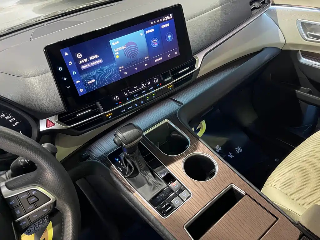 TOYOTA GRANVIA 2023