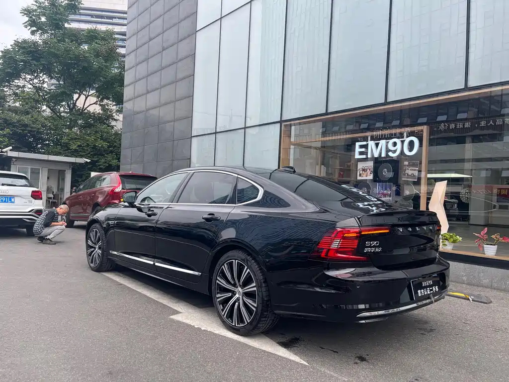 VOLVO S90 2023