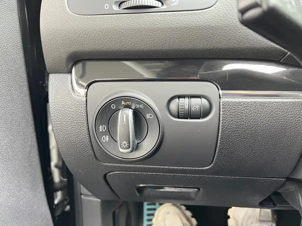 VOLKSWAGEN GOLF 2010