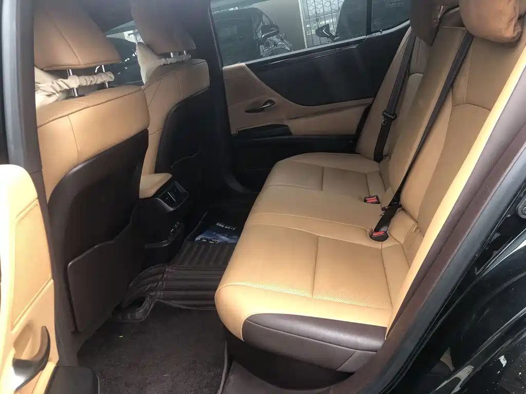 LEXUS ES 2020