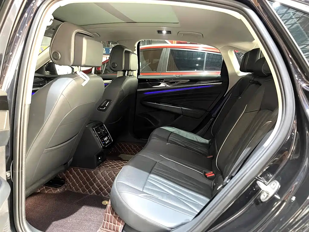 VOLKSWAGEN PASSAT 2023