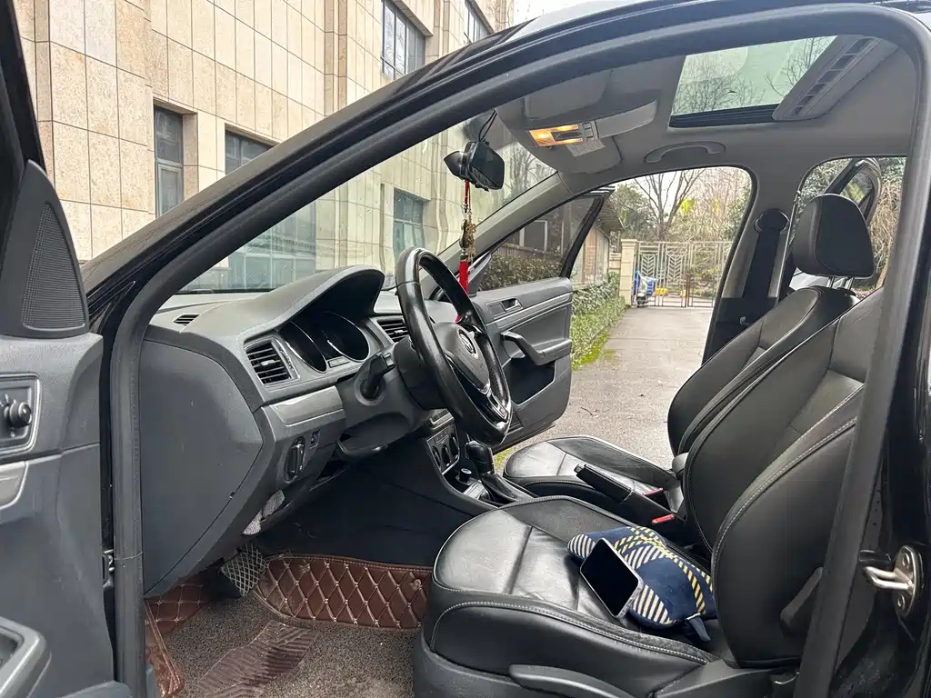 VOLKSWAGEN LAVIDA 2015