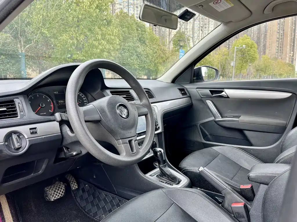 VOLKSWAGEN LAVIDA 2015
