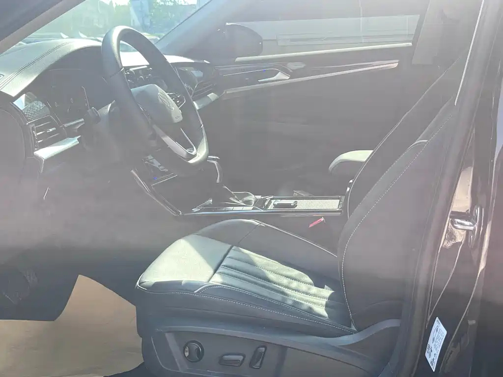 VOLKSWAGEN PASSAT 2023