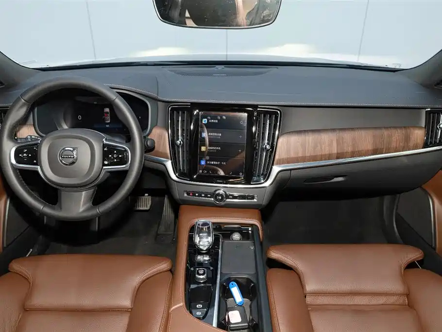 VOLVO S90 2023