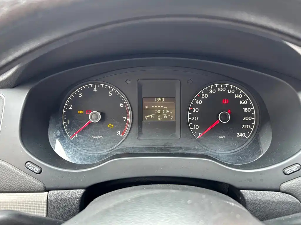 VOLKSWAGEN SAGITAR 2012