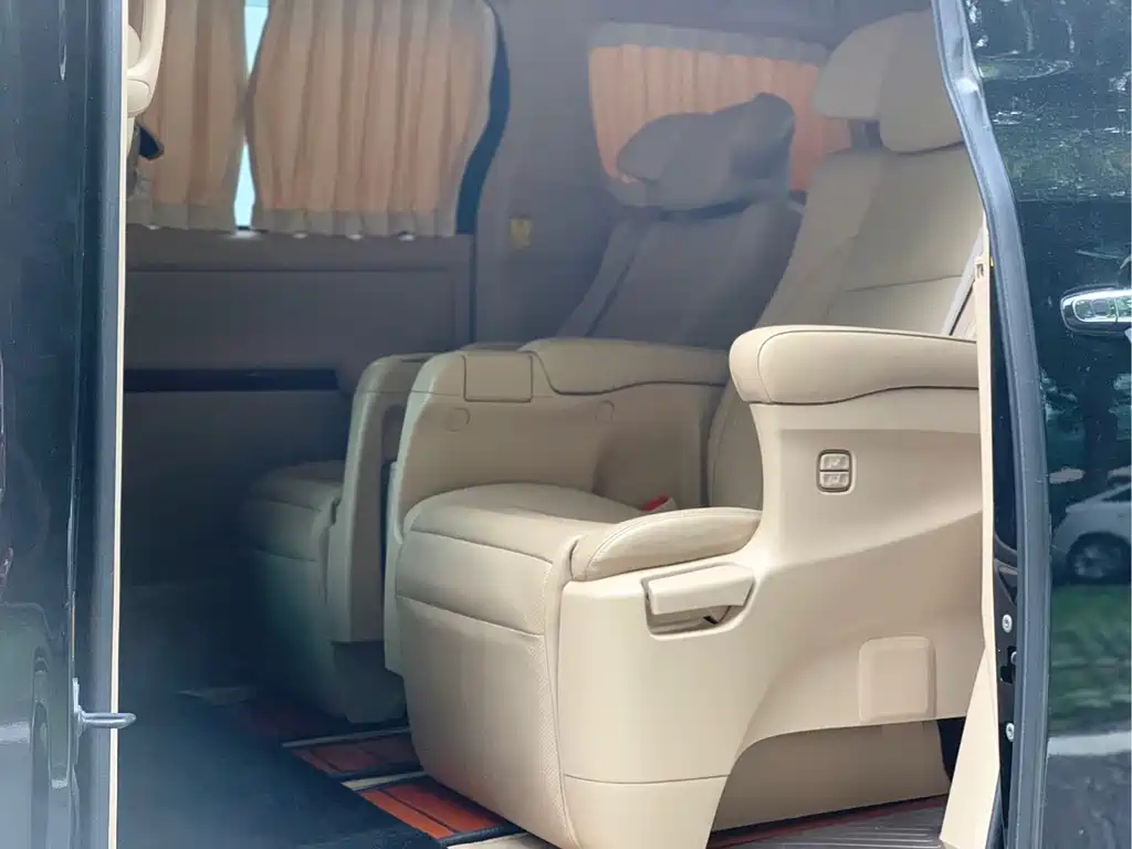 TOYOTA ALPHARD 2011