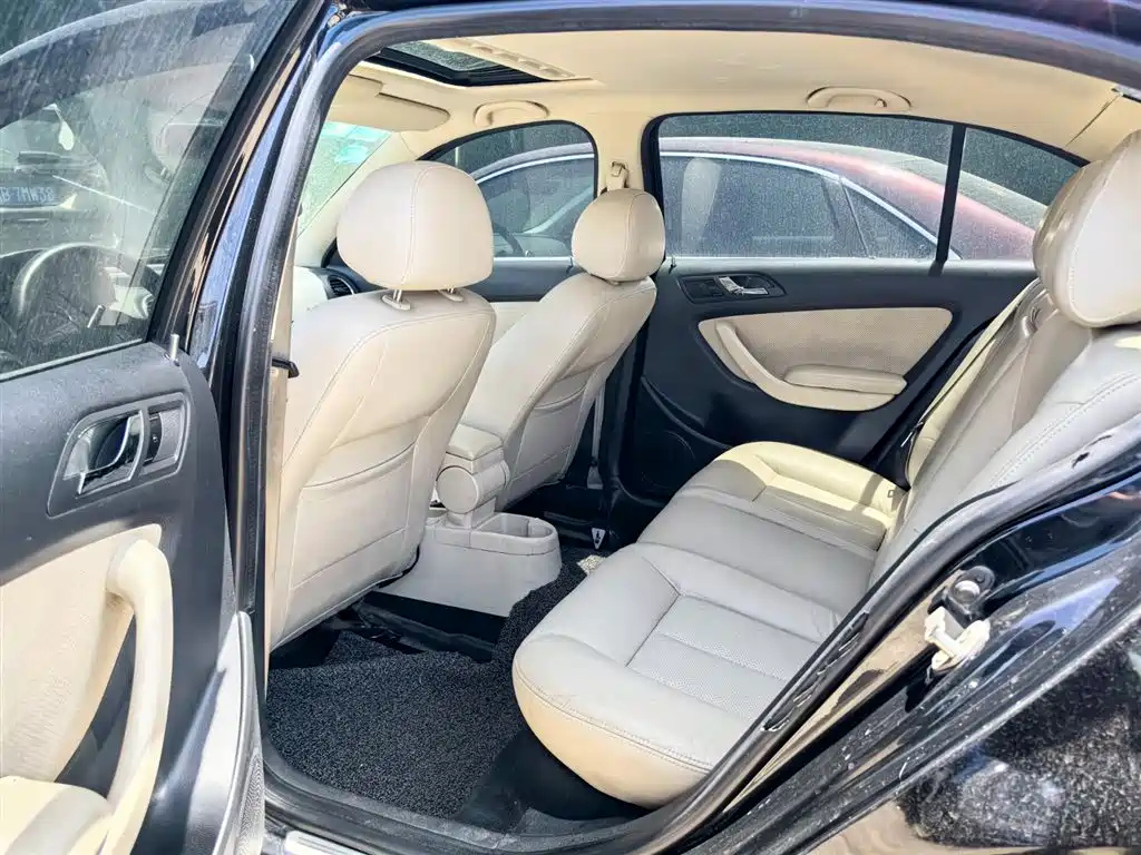 VOLKSWAGEN LAVIDA 2012