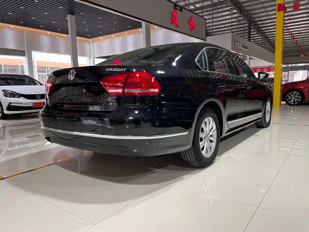 VOLKSWAGEN PASSAT 2011