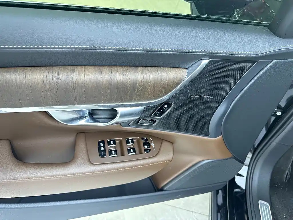 VOLVO S90 2023