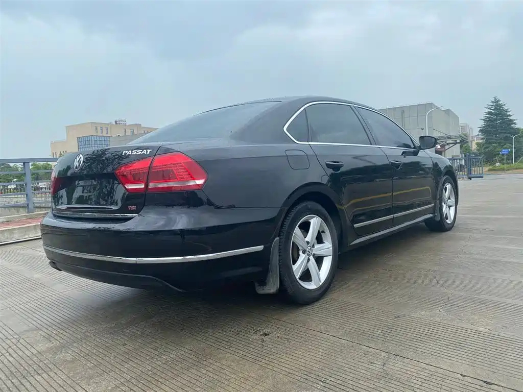 VOLKSWAGEN PASSAT 2013