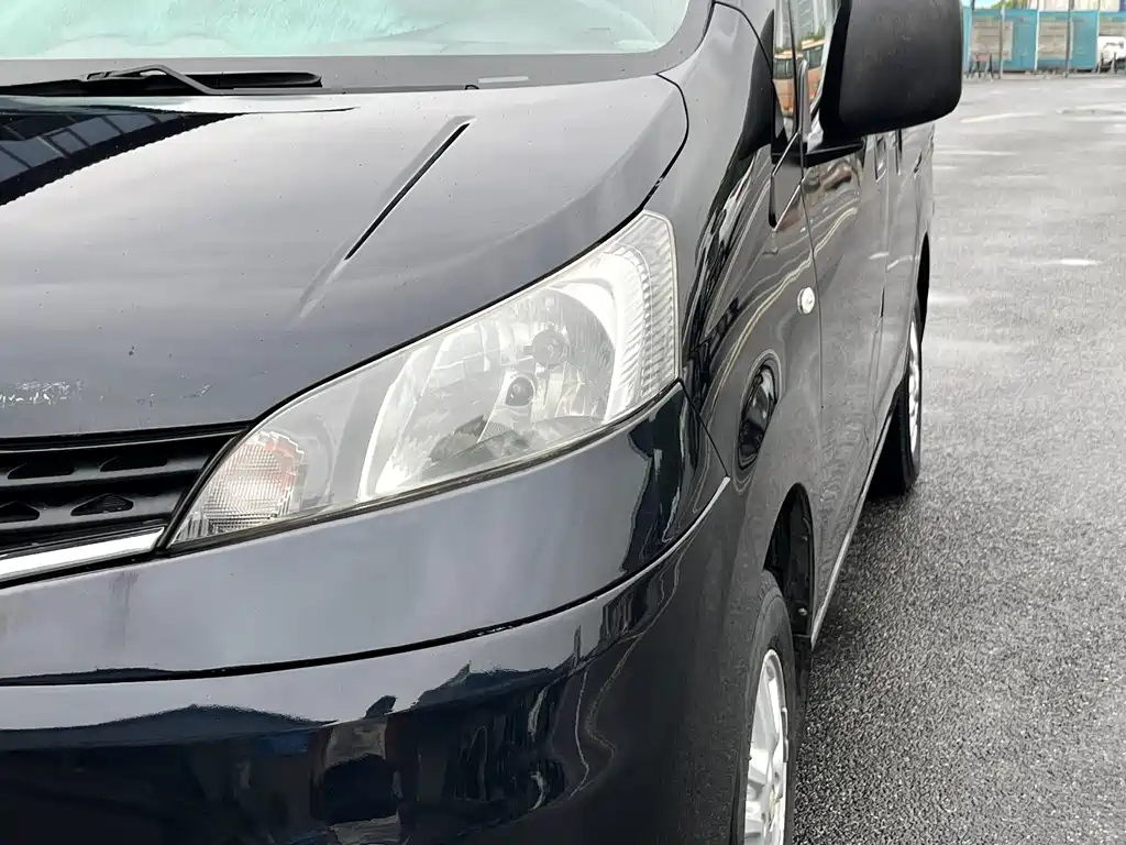 NISSAN NV200 2013