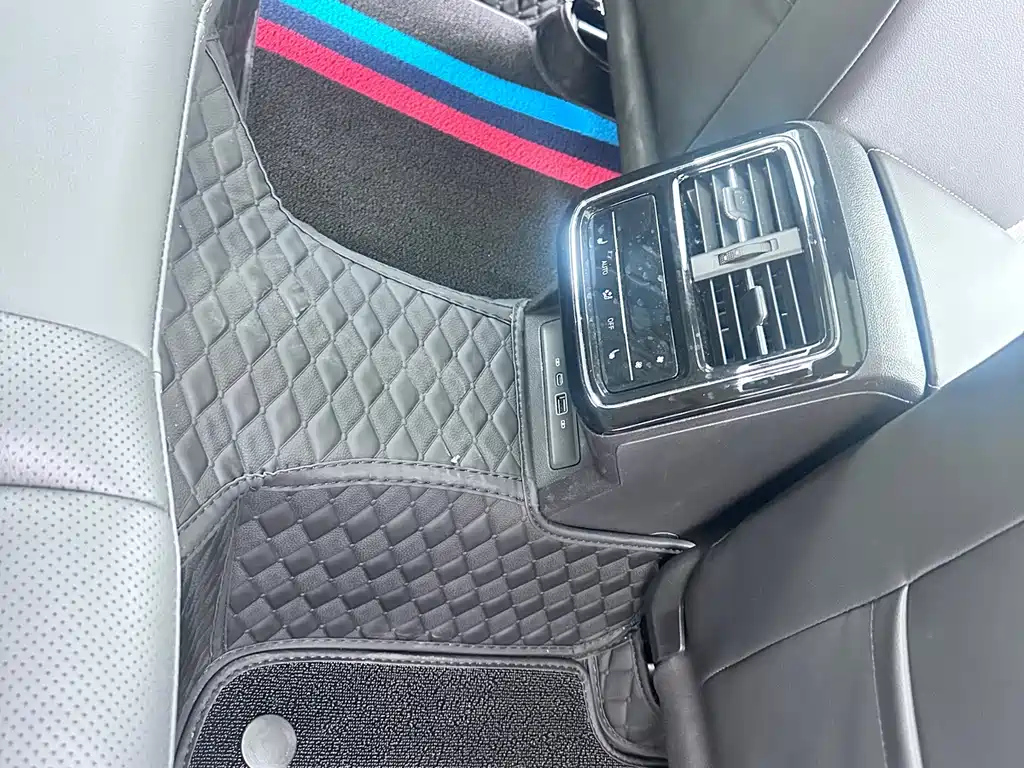 VOLKSWAGEN PASSAT 2023