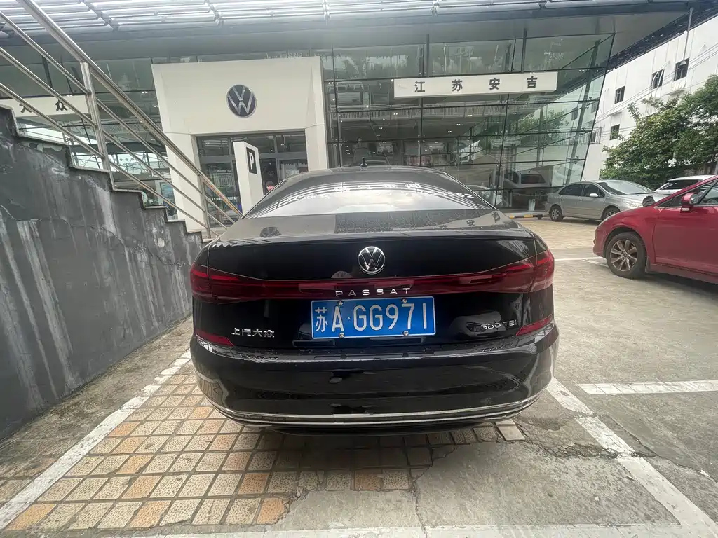 VOLKSWAGEN PASSAT 2023