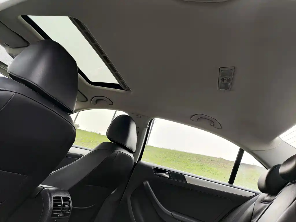 VOLKSWAGEN SAGITAR 2014