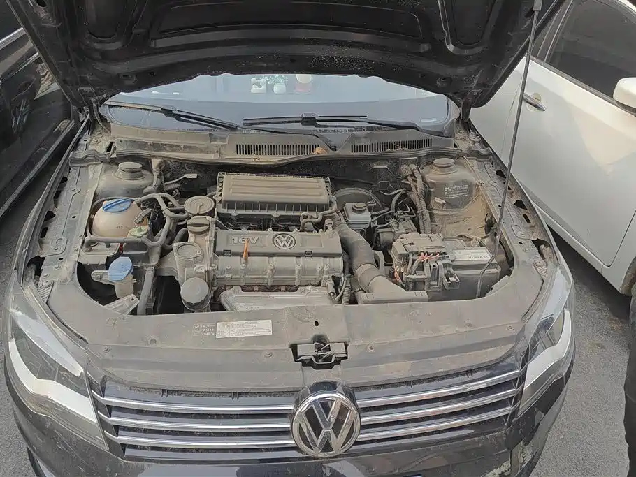VOLKSWAGEN BORA 2015