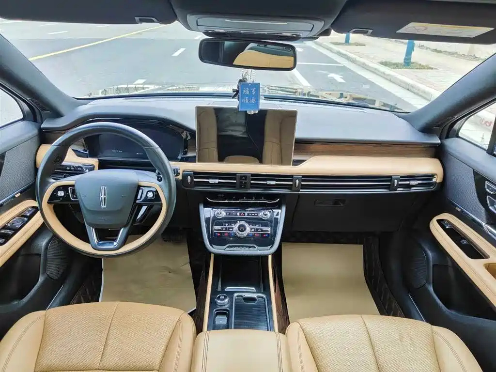 LINCOLN ADVENTURER 2021