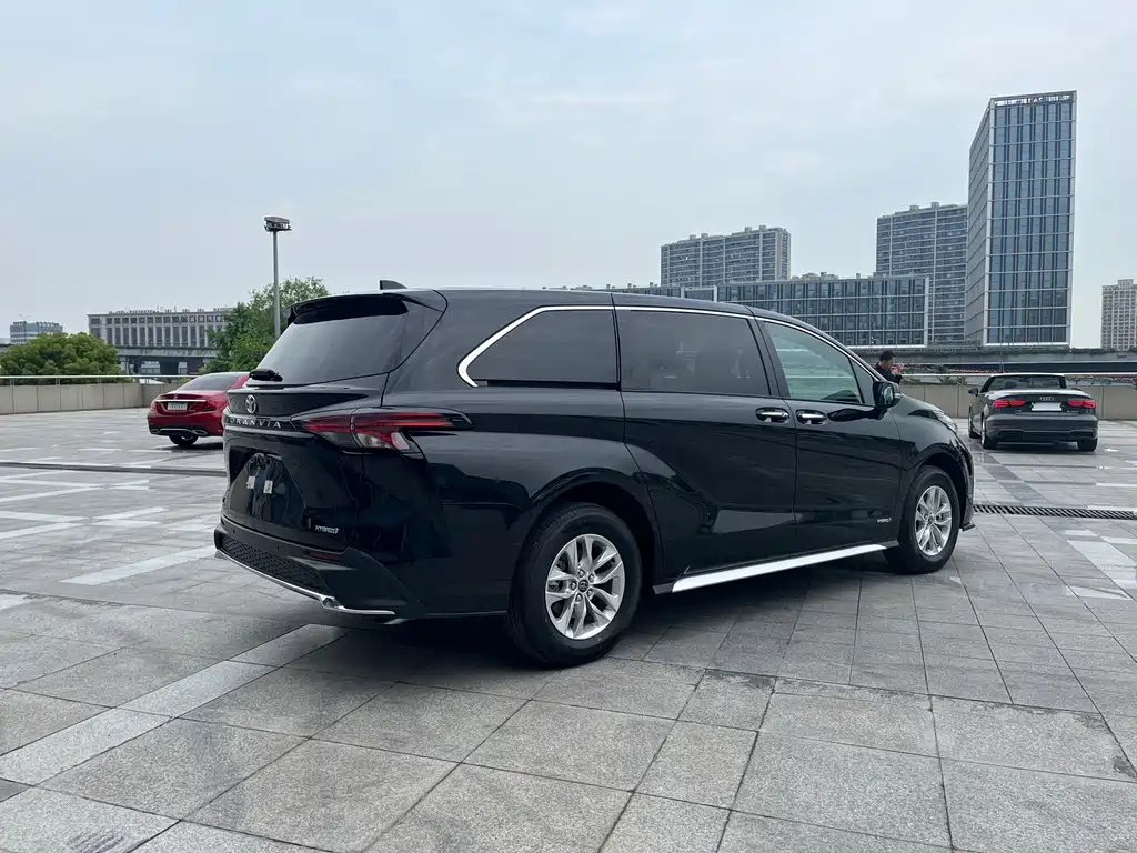 TOYOTA GRANVIA 2024