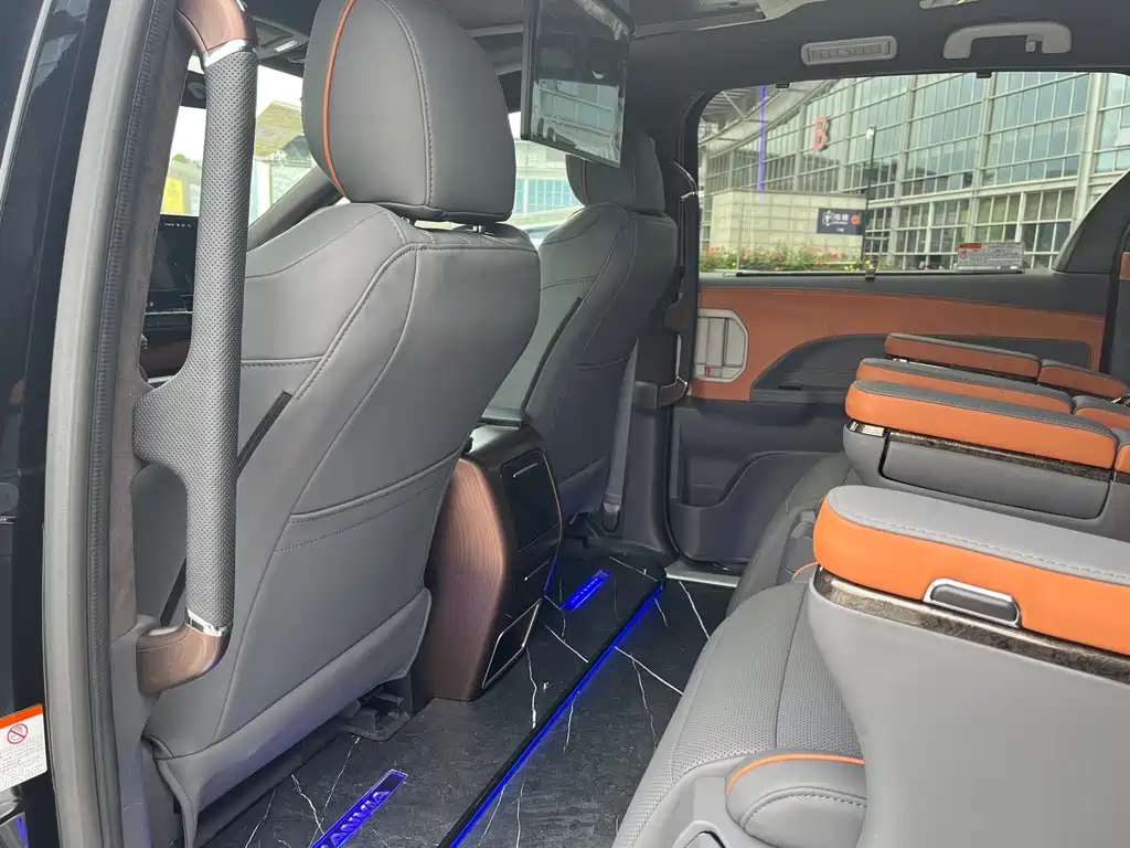 TOYOTA GRANVIA 2024