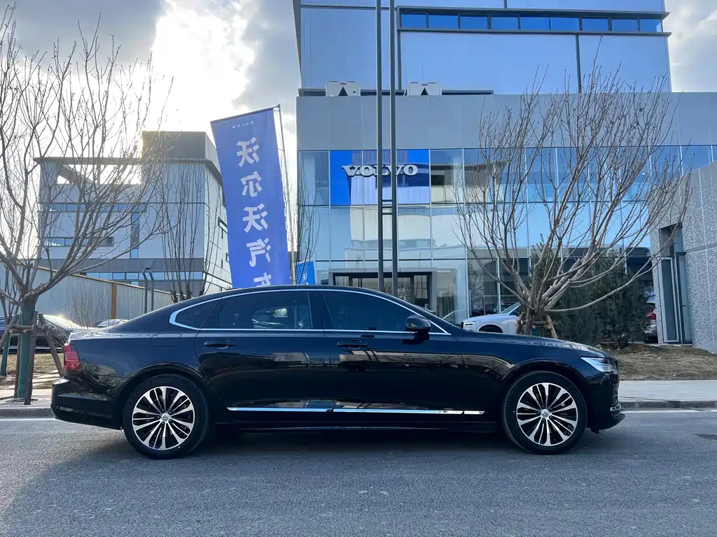 VOLVO S90 2023