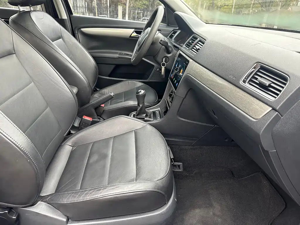 VOLKSWAGEN LAVIDA 2015