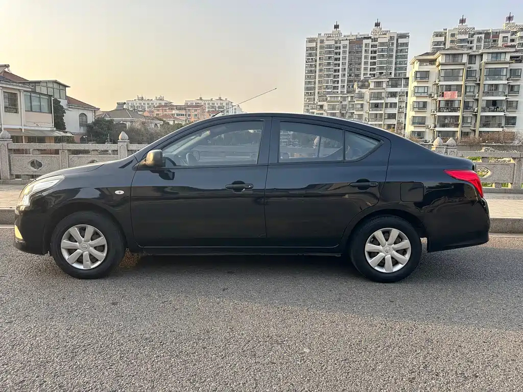 NISSAN SUNNY 2016