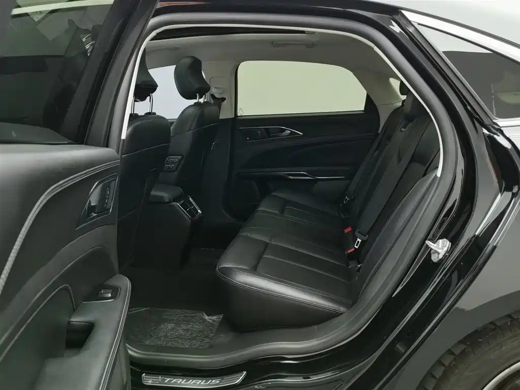 FORD TAURUS 2020