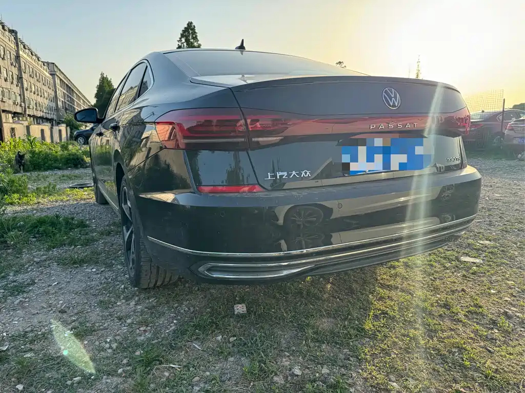 VOLKSWAGEN PASSAT 2023