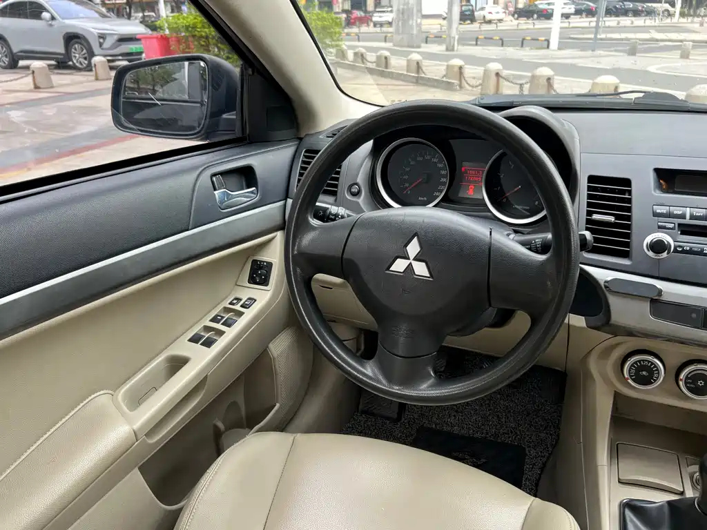 MITSUBISHI LANCER EX 2010